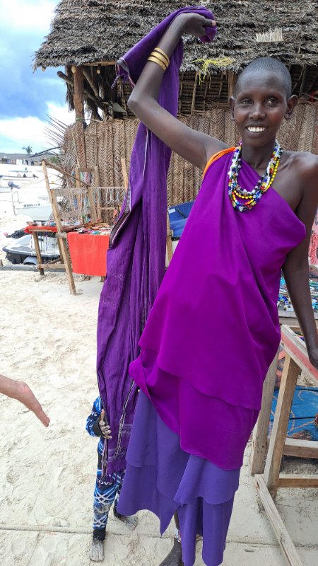 Kendwa plaža na Zanzibaru sa belim peskom, palmama i velikim krošnjama koje prave hlad